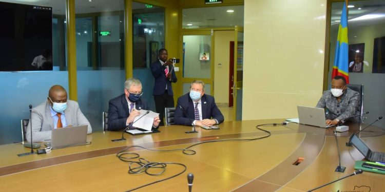 Santé/Ebola : l’ambassadeur des Etats-Unis et le représentant de l’OMS en réunion chez Eteni Longondo