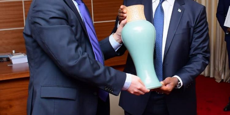 Coopération : une visite de courtoisie de l’Ambassadeur de Chine au Premier Ministre