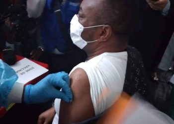 RDC/COVID-19 : le ministre Eteni Longondo a reçu sa dose de vaccin AstraZeneca