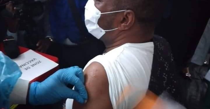 RDC/COVID-19 : le ministre Eteni Longondo a reçu sa dose de vaccin AstraZeneca