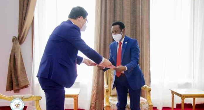 Assemblée Nationale: les relations sino-congolaises au cœur des échanges entre Mboso N’kodia et  Zhu Jing