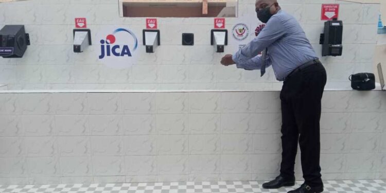 Covid-19 : la JICA offre 12 dispositifs de lavage des mains automatiques à la RDC