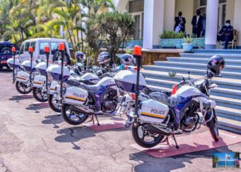 Haut-Katanga : Jean-Claude Kamfwa dote la PNC  de 6 motos escortes neuves