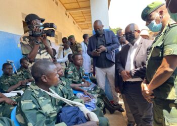 FARDC: Sama Lukonde au chevet des blessés de guerre à l&rsquo;Hôpital général de Bunia