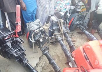 Lac Édouard : la marine ougandaise libère 207 moteurs hors-bords des pêcheurs congolais