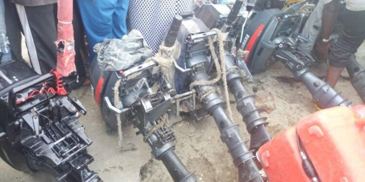 Lac Édouard : la marine ougandaise libère 207 moteurs hors-bords des pêcheurs congolais