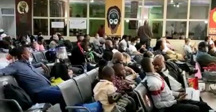 URGENT : les voyageurs de CAA en partance pour Mbujimayi bloqués à l’aéroport de N’Djili depuis 10 heures