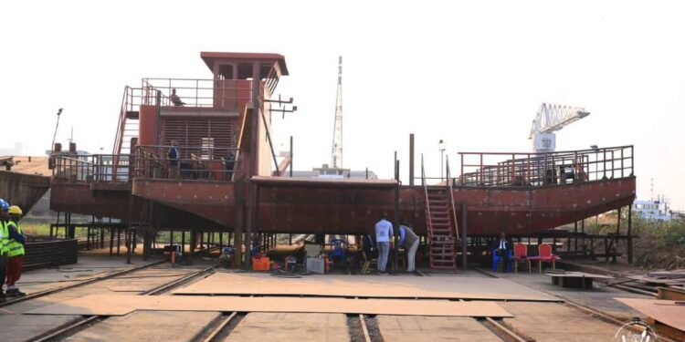 RDC-RCA : un bac de 50 tonnes relie incessamment Zongo à Bangui