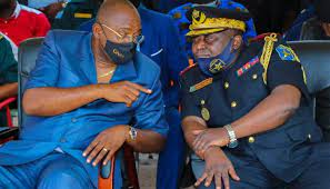Kinshasa : le Gouverneur Gentiny Ngobila et le Général Sylvano Kasongo tolèrent la pollution sonore