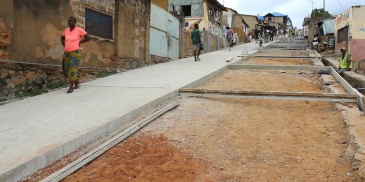 Kongo central : le maire de Matadi, Me Pathy Nzuzi construit plusieurs routes en béton