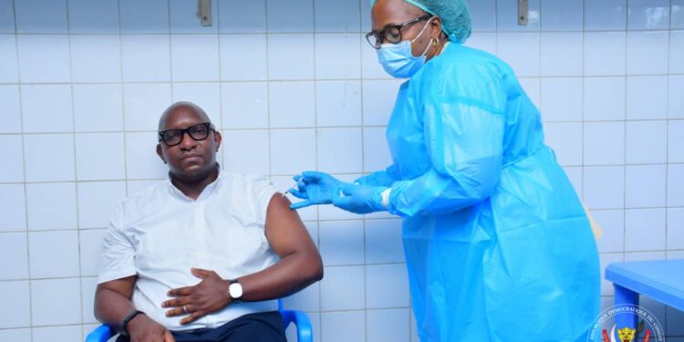 Santé : prêchant par l&rsquo;exemple, le Premier Ministre Jean-Michel Sama Lukonde vacciné contre la COVID-19