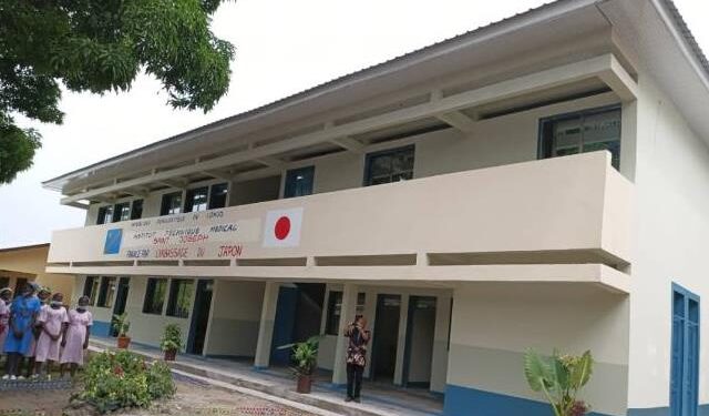Kinshasa : l’ambassadeur du Japon, Minami Hiro inaugure le bâtiment scolaire de l’ITM Saint-Joseph à Kimbanseke