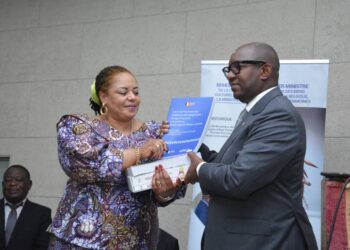 Primature : Sama Lukonde remet à Catherine Kathungu le répertoire et la cassette des échantillons des biens culturels de la RDC détenus par la Belgique