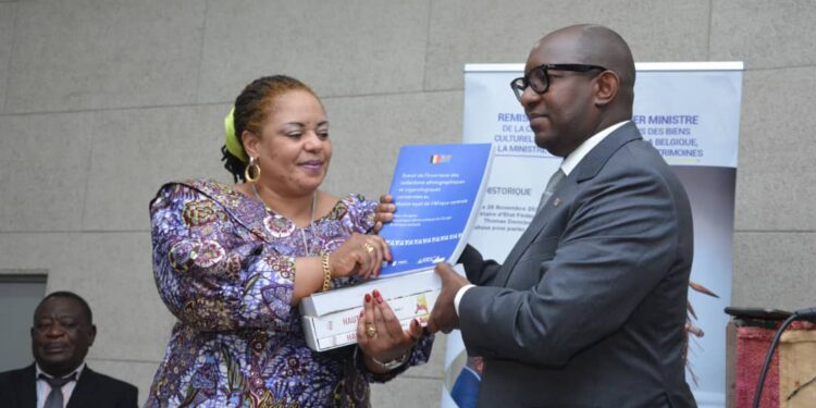 Primature : Sama Lukonde remet à Catherine Kathungu le répertoire et la cassette des échantillons des biens culturels de la RDC détenus par la Belgique