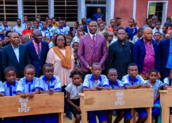 EPST/ Kwango: Tony Mwaba remet des bancs à l&rsquo;École Primaire Lunungu