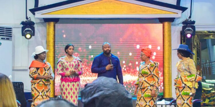 Kinshasa : Laetitia Bena Kabamba prêche le changement de mentalités aux femmes de l’église Cité Béthel