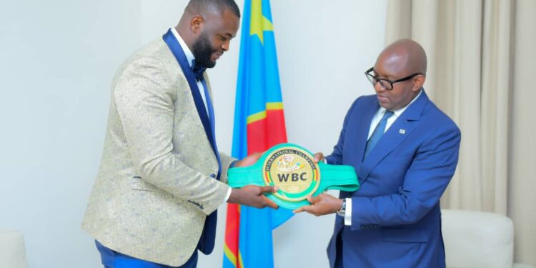 Sport : Martin Bakole a présenté sa ceinture au Premier Ministre Jean-Michel Sama Lukonde