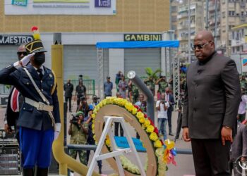 17 mai 2022 : Félix Tshisekedi dépose une couronne de fleurs au Mémorial du soldat congolais :