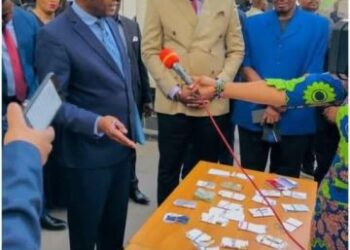 RDC : un agent public de l’Etat qui percevait frauduleusement les salaires des fonctionnaires  avec 34 cartes bancaires aux arrêts