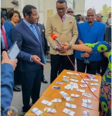 RDC : un agent public de l’Etat qui percevait frauduleusement les salaires des fonctionnaires  avec 34 cartes bancaires aux arrêts