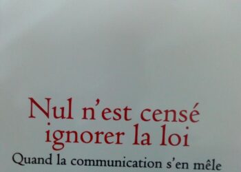 Vient de paraître : « Nul n&rsquo;est censé ignorer la loi, quand la communication s&rsquo;en mêle » de Simon et Benjamin Katende