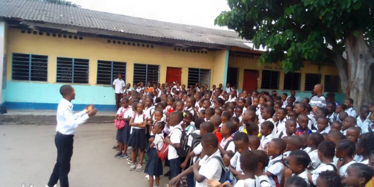 En collaboration avec la Fondation Kadima, la FNJP sensibilise les élèves de Kinshasa