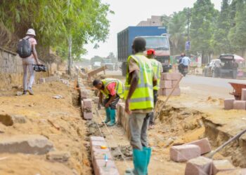 Kinshasa:Gérard Mulumba signe la réhabilitation de l&rsquo;avenue Nguma