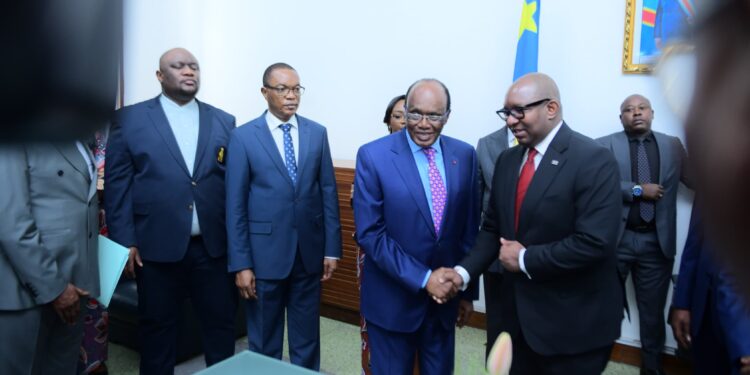 Sénat : Pascal Kinduelo passe le flambeau à Sama Lukonde 